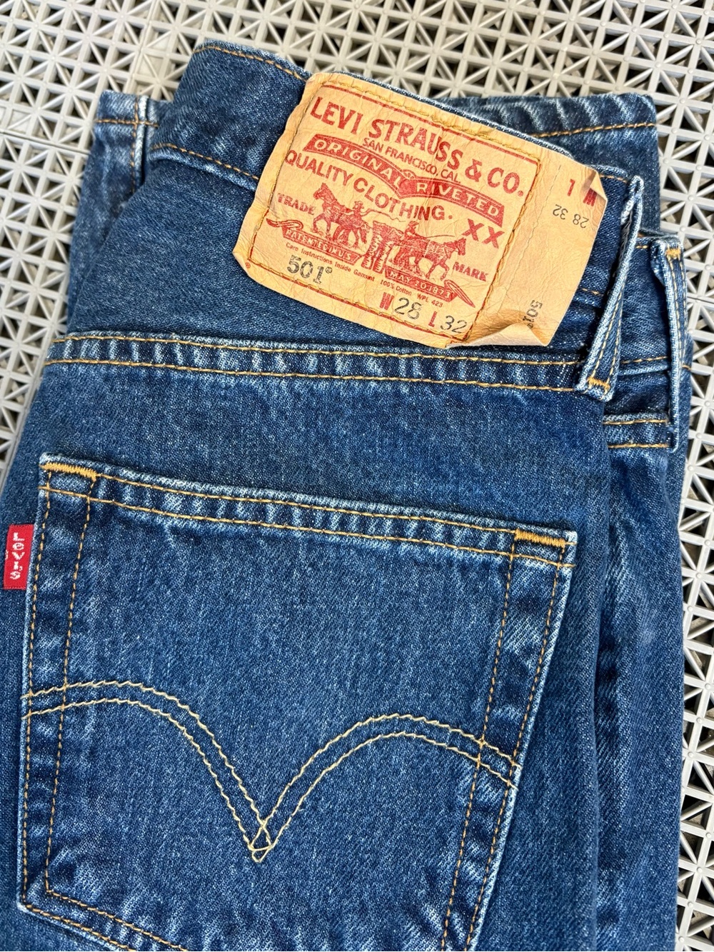 Vintage Levi’s 501 Dark Wash Button-Fly Blue Jeans - Y2K - Picture 6 of 11